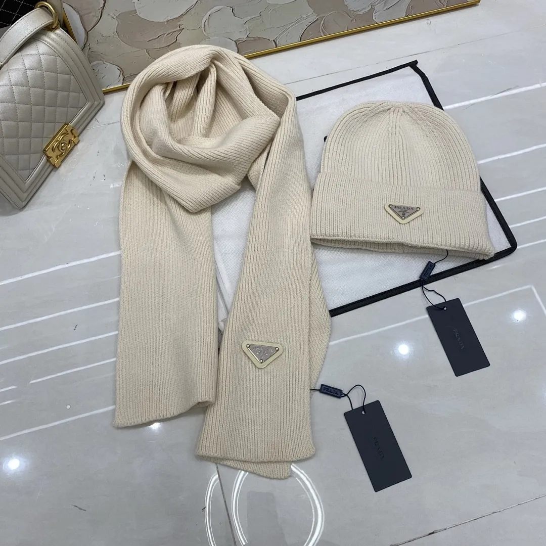Prada 羊绒针织帽+围巾🧣