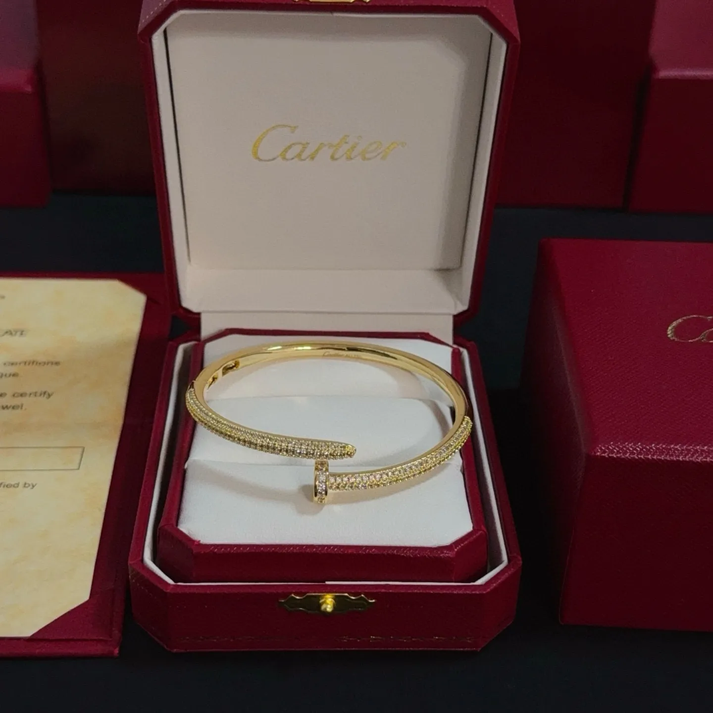 💰115 卡地亚镶钉子手镯 高端定制版本 镶嵌钻工艺 V金材质 经典而时尚风格 用凌厉线条重构爱情美学！打破常规，镶嵌钻设计反而成就高级感天花板&mdash;&mdash;无需浮华堆砌，爱本应纯粹如初 卡地亚受众多明星网红的爱戴 豹子系列手镯 绝对是永恒经典 而且男女不限 年龄不限 ！戴上它你就是焦点！