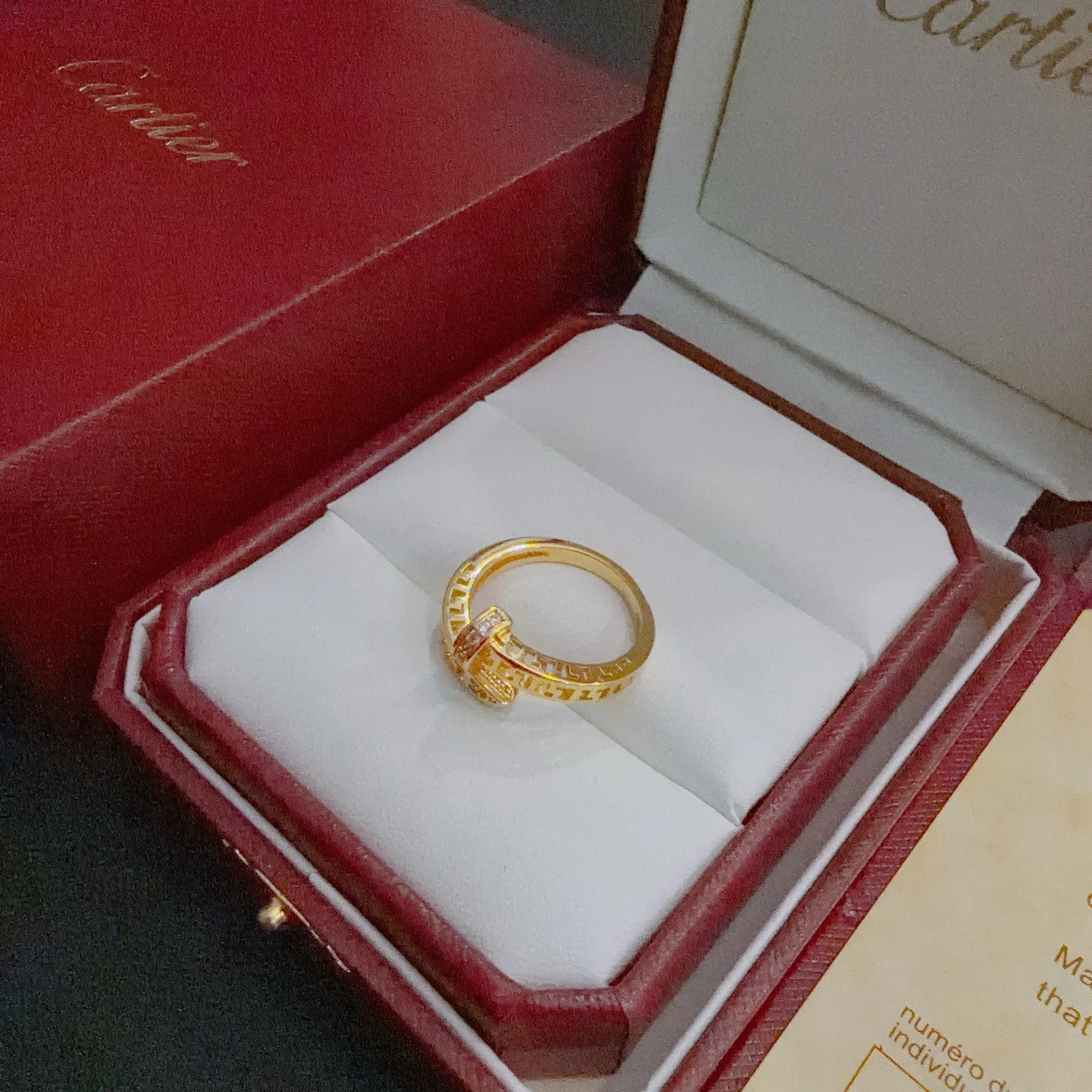 P70 卡地亚戒指V金材质系列 品相完美，细节无敌，那种独特的色泽完全无可挑剔，再缀以经典指环外形设计，简约之余却又优雅夺目，V金纯手工的组合更显气色，上手雅致动人。男女同款 卡地亚戒指