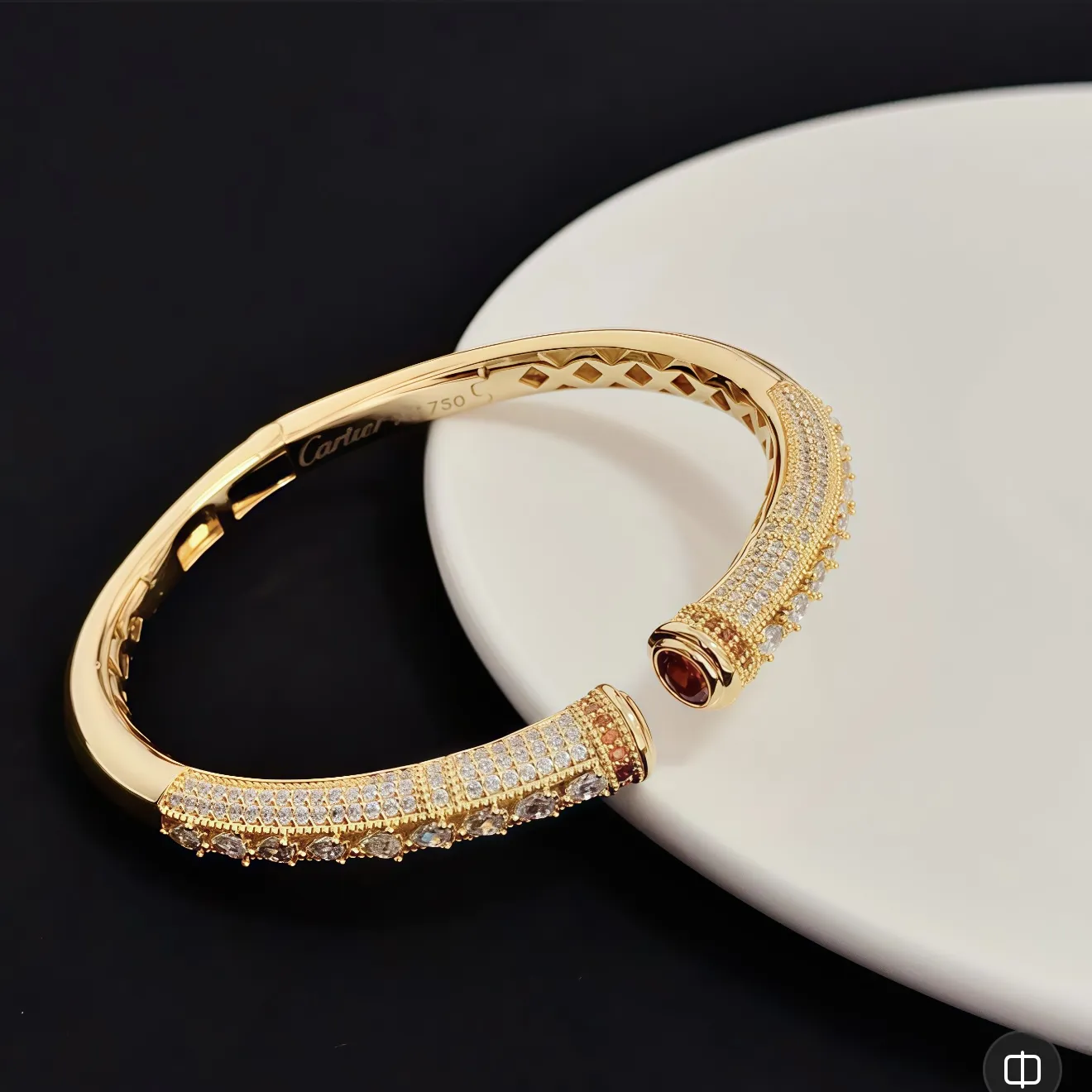 P125 卡地亚手镯 高端定制版本 镶嵌钻工艺 V金材质 经典而时尚风格 用凌厉线条重构爱情美学！打破常规，镶嵌钻设计反而成就高级感天花板&mdash;&mdash;无需浮华堆砌，爱本应纯粹如初 卡地亚受众多明星网红的爱戴 豹子系列手镯 绝对是永恒经典 而且男女不限 年龄不限 ！戴上它你就是焦点！