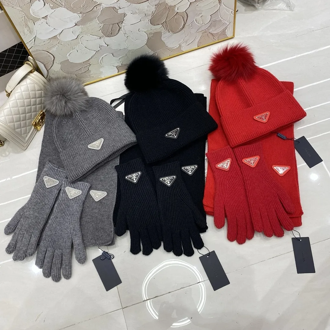 PRADA 三件套 羊绒针织帽（狐狸毛球）+围巾🧣+手套🧤