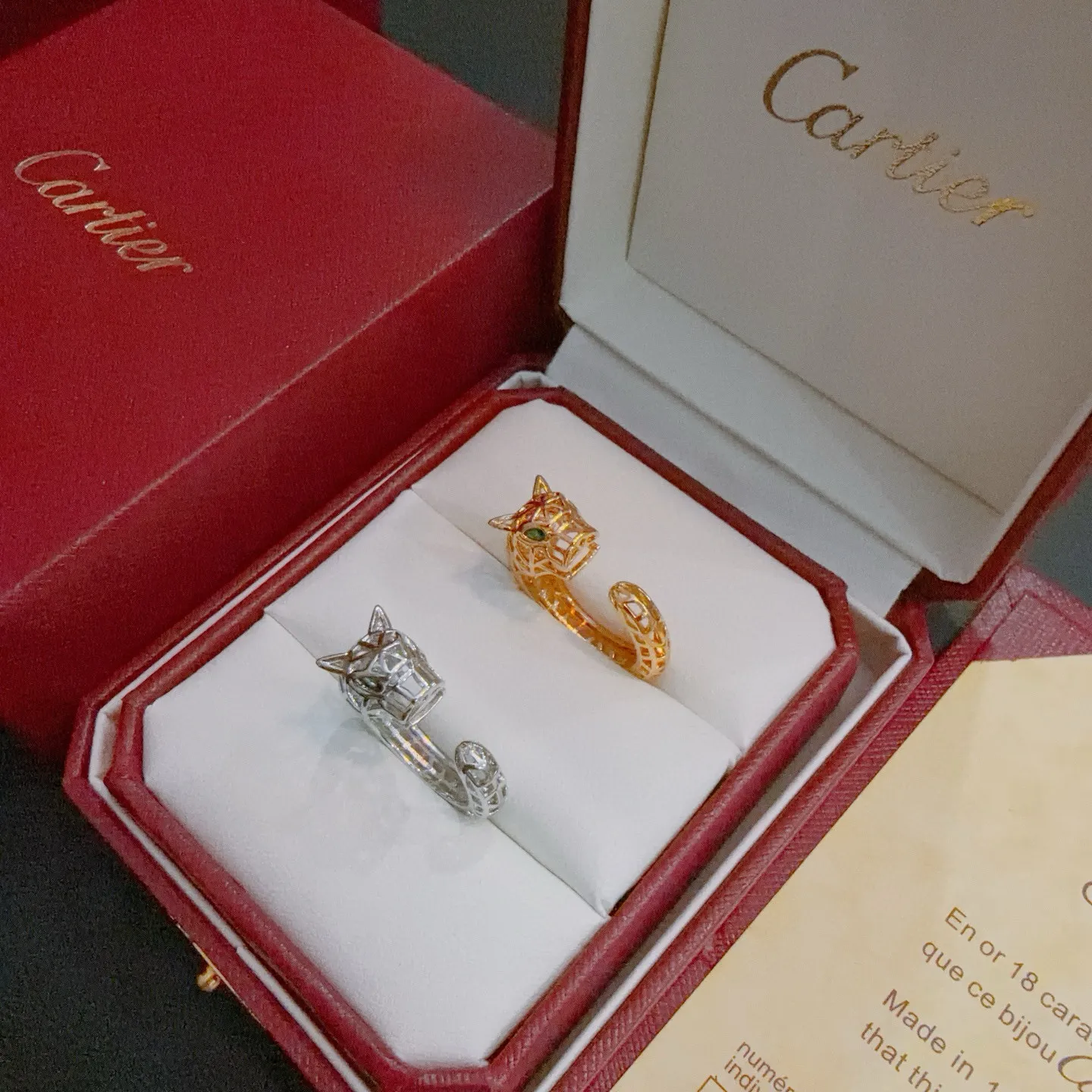 P70 卡地亚戒指V金材质系列 品相完美,细节无敌,那种独特的色泽完全无可挑剔,再缀以经典指环外形设计,简约之余却又优雅夺目,V金纯手工的组合更显气色,上手雅致动人。男女同款 卡地亚戒指