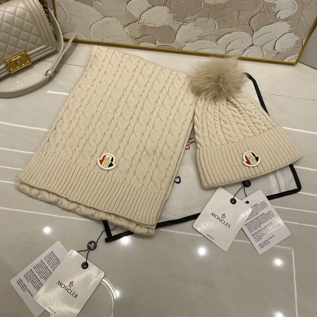 Moncler 两件套 羊绒针织帽搭配狐狸毛球+围巾🧣