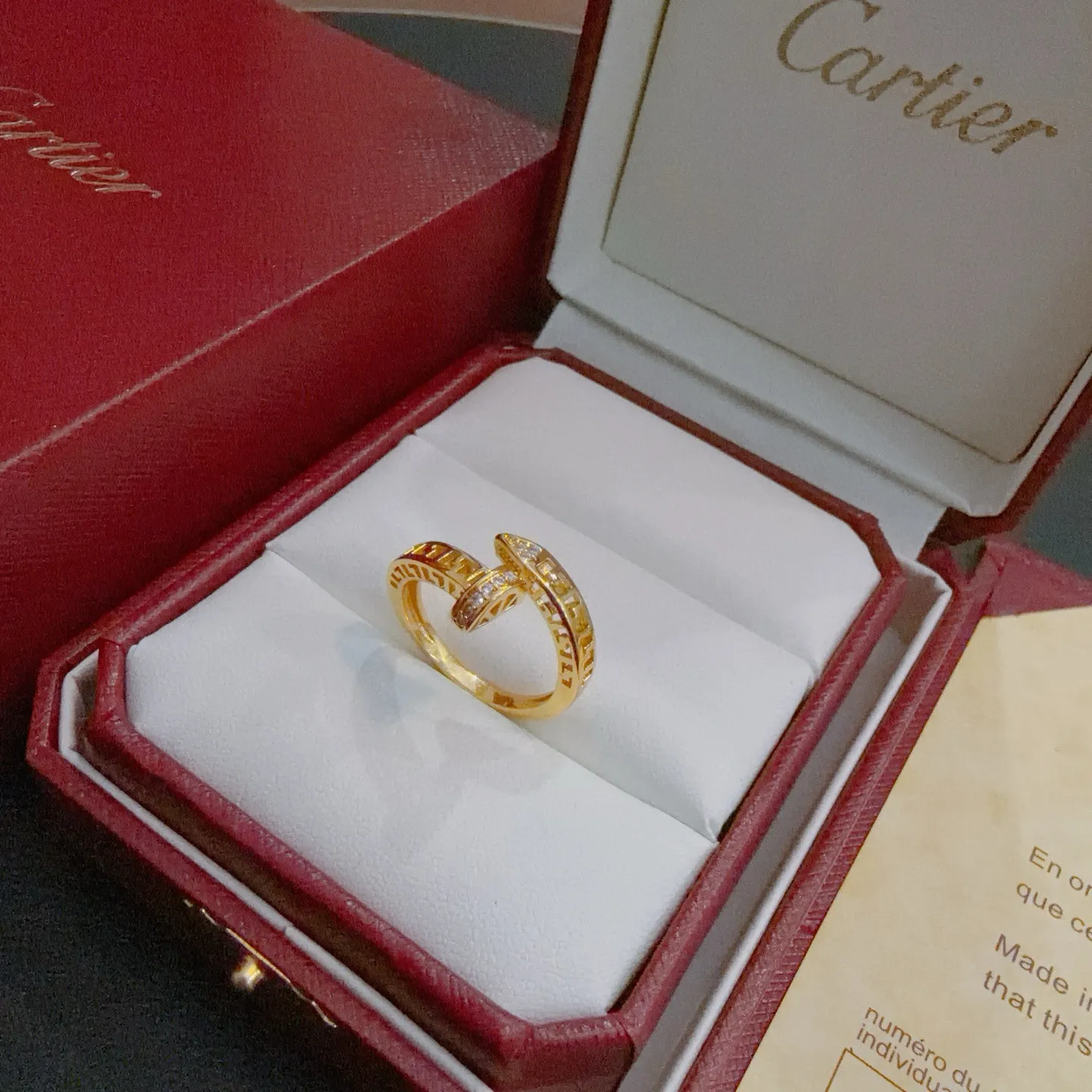 P70 卡地亚戒指V金材质系列 品相完美,细节无敌,那种独特的色泽完全无可挑剔,再缀以经典指环外形设计,简约之余却又优雅夺目,V金纯手工的组合更显气色,上手雅致动人。男女同款 卡地亚戒指