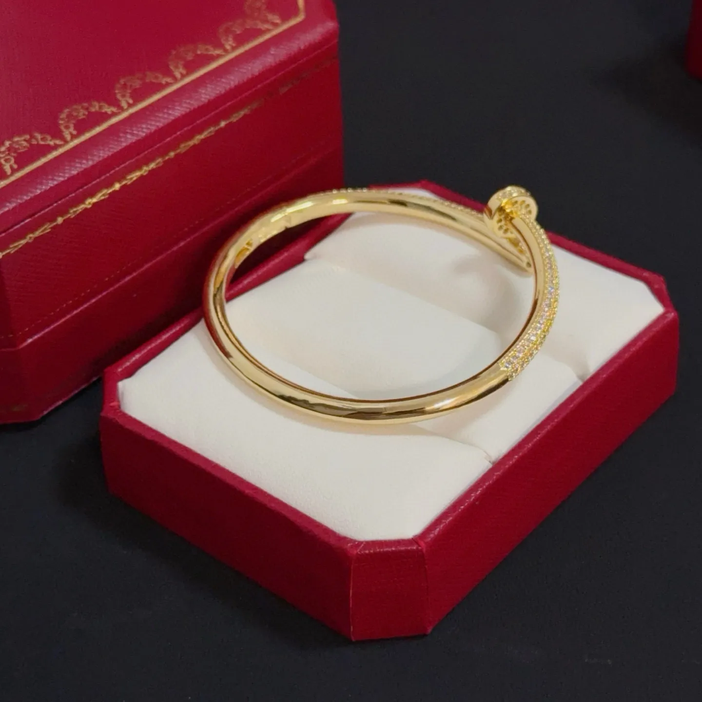 💰115 卡地亚镶钉子手镯 高端定制版本 镶嵌钻工艺 V金材质 经典而时尚风格 用凌厉线条重构爱情美学!打破常规,镶嵌钻设计反而成就高级感天花板——无需浮华堆砌,爱本应纯粹如初 卡地亚受众多明星网红的爱戴 豹子系列手镯 绝对是永恒经典 而且男女不限 年龄不限 !戴上它你就是焦点!