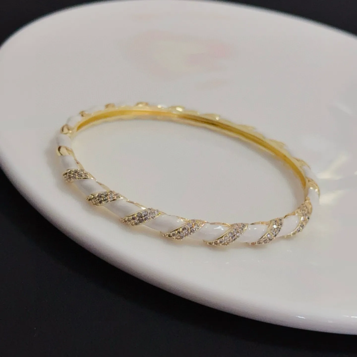 P115 卡地亚镶钻手镯 高端定制版本 镶嵌钻工艺 V金材质 经典而时尚风格 用凌厉线条重构爱情美学！打破常规，镶嵌钻设计反而成就高级感天花板&mdash;&mdash;无需浮华堆砌，爱本应纯粹如初 卡地亚受众多明星网红的爱戴 豹子系列手镯 绝对是永恒经典 而且男女不限 年龄不限 ！戴上它你就是焦点！