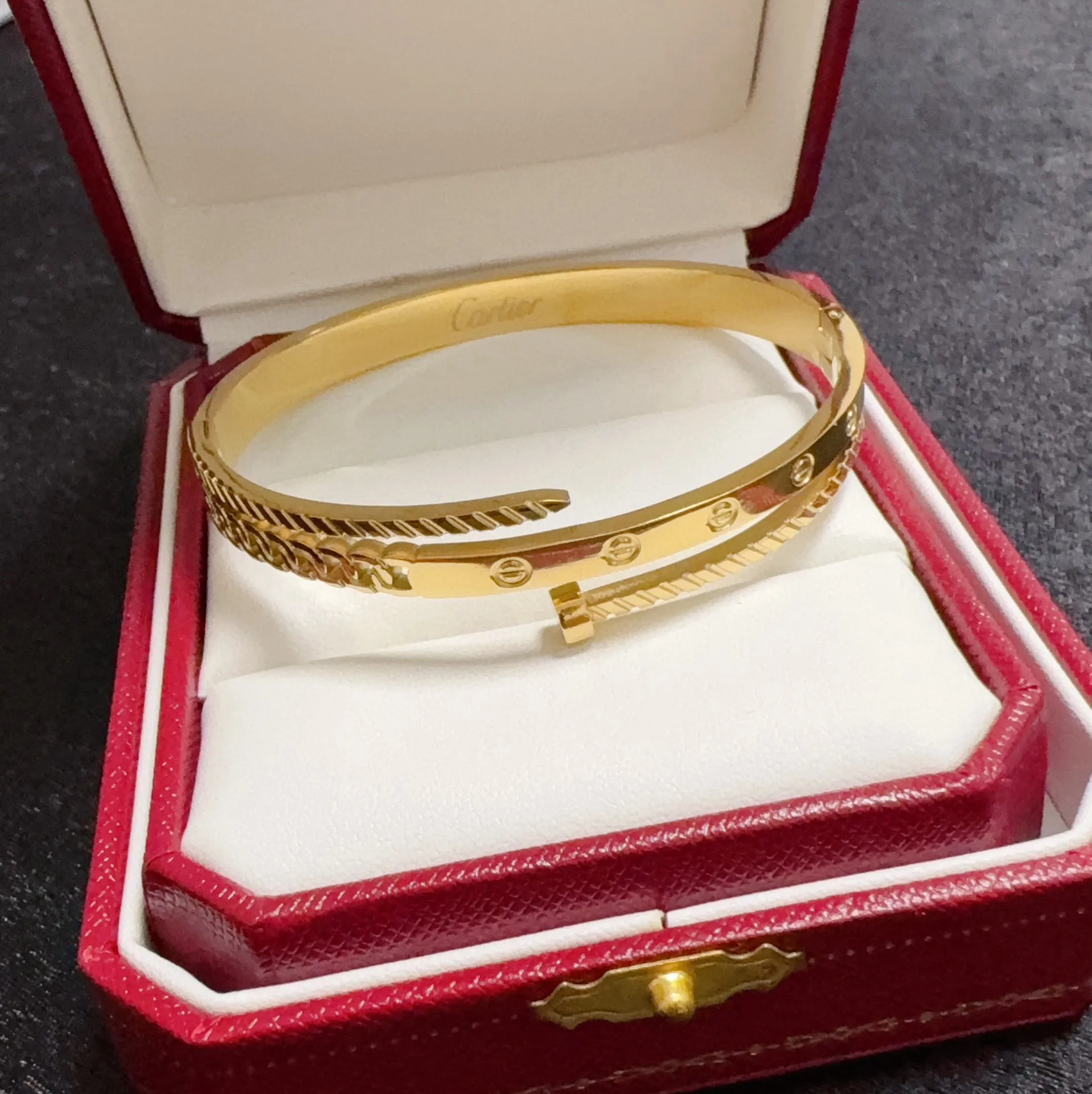 ¥50 👑Cartier 卡地亚官网最新发布 👉🏻火爆钉子手镯💥进口精工保色18k💯高端定制👈🏻🙈🙈🙈顶级工艺 专柜logo刻字清晰 360度无死角!😘全新的窄版设计 更显精致~如此美物 你必须拥有💋超级显白👍
