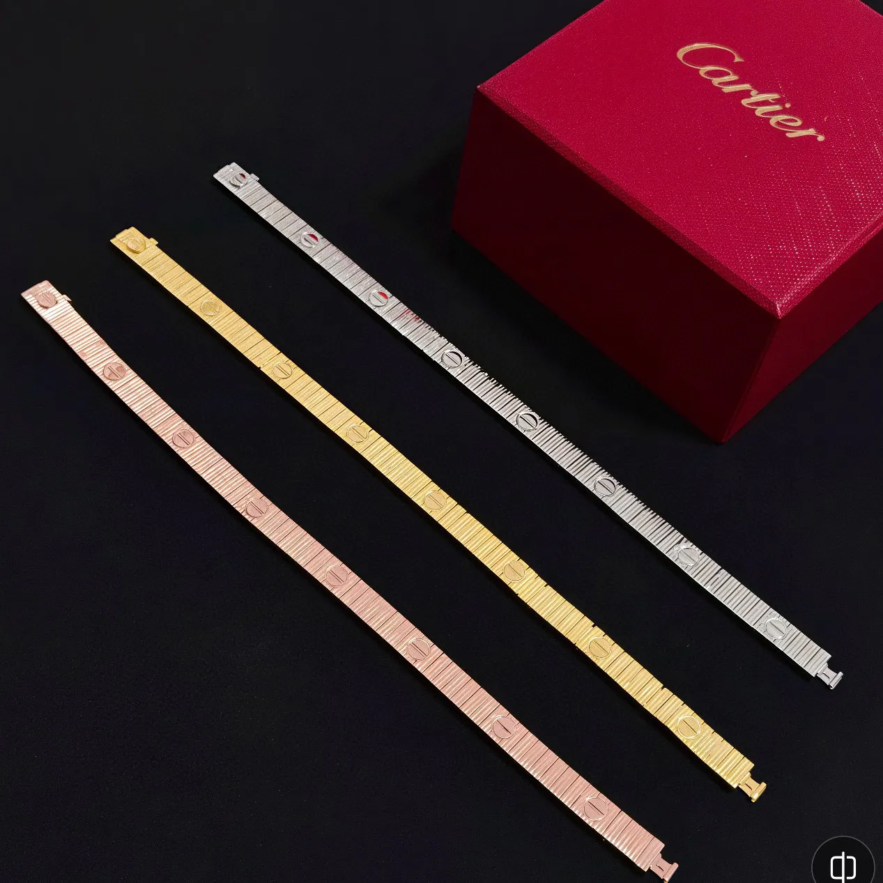 P155 卡地亚手链 高端定制版本 镶嵌钻工艺 V金材质 经典而时尚风格 用凌厉线条重构爱情美学！打破常规，镶嵌钻设计反而成就高级感天花板&mdash;&mdash;无需浮华堆砌，爱本应纯粹如初 卡地亚受众多明星网红的爱戴 豹子系列手镯 绝对是永恒经典 而且男女不限 年龄不限 ！戴上它你就是焦点！