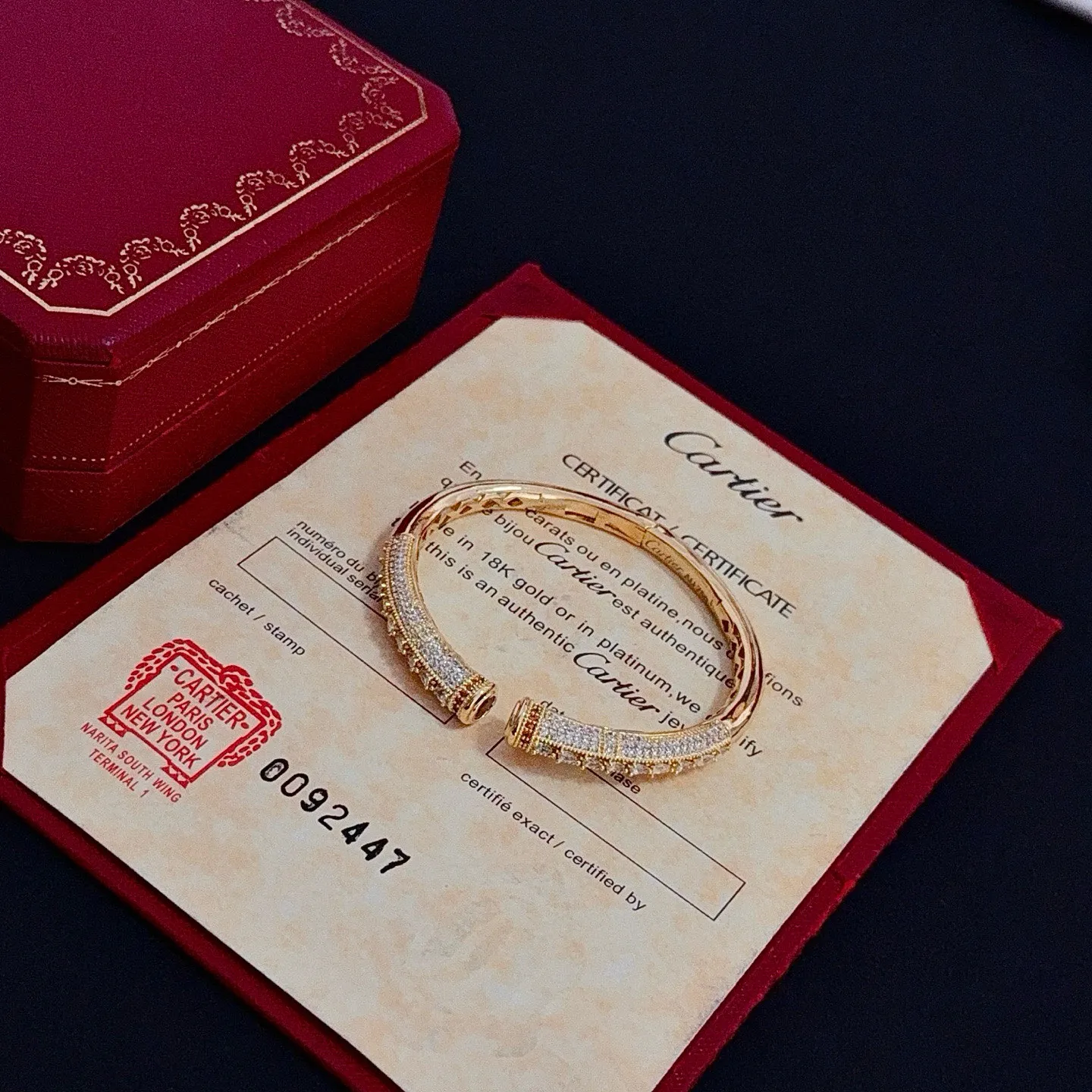 P125 卡地亚手镯 高端定制版本 镶嵌钻工艺 V金材质 经典而时尚风格 用凌厉线条重构爱情美学！打破常规，镶嵌钻设计反而成就高级感天花板&mdash;&mdash;无需浮华堆砌，爱本应纯粹如初 卡地亚受众多明星网红的爱戴 豹子系列手镯 绝对是永恒经典 而且男女不限 年龄不限 ！戴上它你就是焦点！