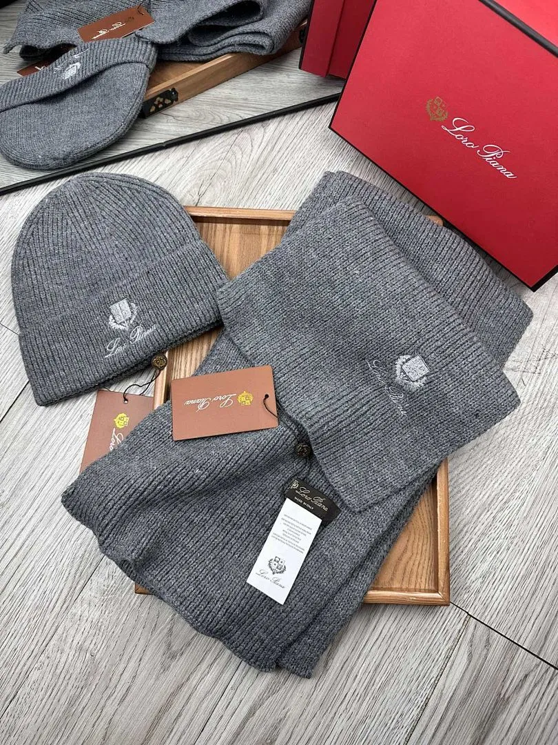 LP。 【羊毛套装帽子】经典套装帽子!帽子➕围巾!70%羊毛➕30%兔毛。暖暖哒超级舒服~冬日小姐姐减龄神器哦~这个冬天你就差这么一套套装帽子啦~又保暖又时尚!男女通用款!可以做情侣款!防伪标签吊卡齐