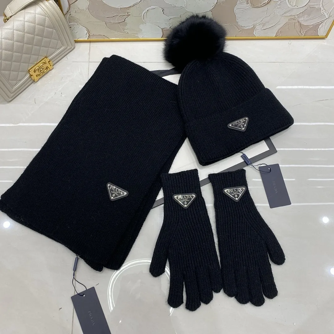 PRADA 三件套 羊绒针织帽(狐狸毛球)+围巾🧣+手套🧤