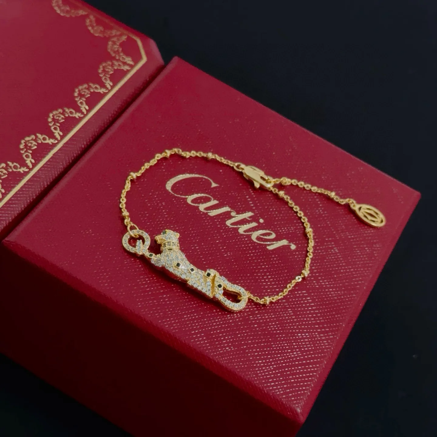 P95 卡地亚镶钻猎豹手链 高端定制版本 镶嵌钻工艺 V金材质 经典而时尚风格 用凌厉线条重构爱情美学!打破常规,镶嵌钻设计反而成就高级感天花板——无需浮华堆砌,爱本应纯粹如初 卡地亚受众多明星网红的爱戴 豹子系列手镯 绝对是永恒经典 而且男女不限 年龄不限 !戴上它你就是焦点!