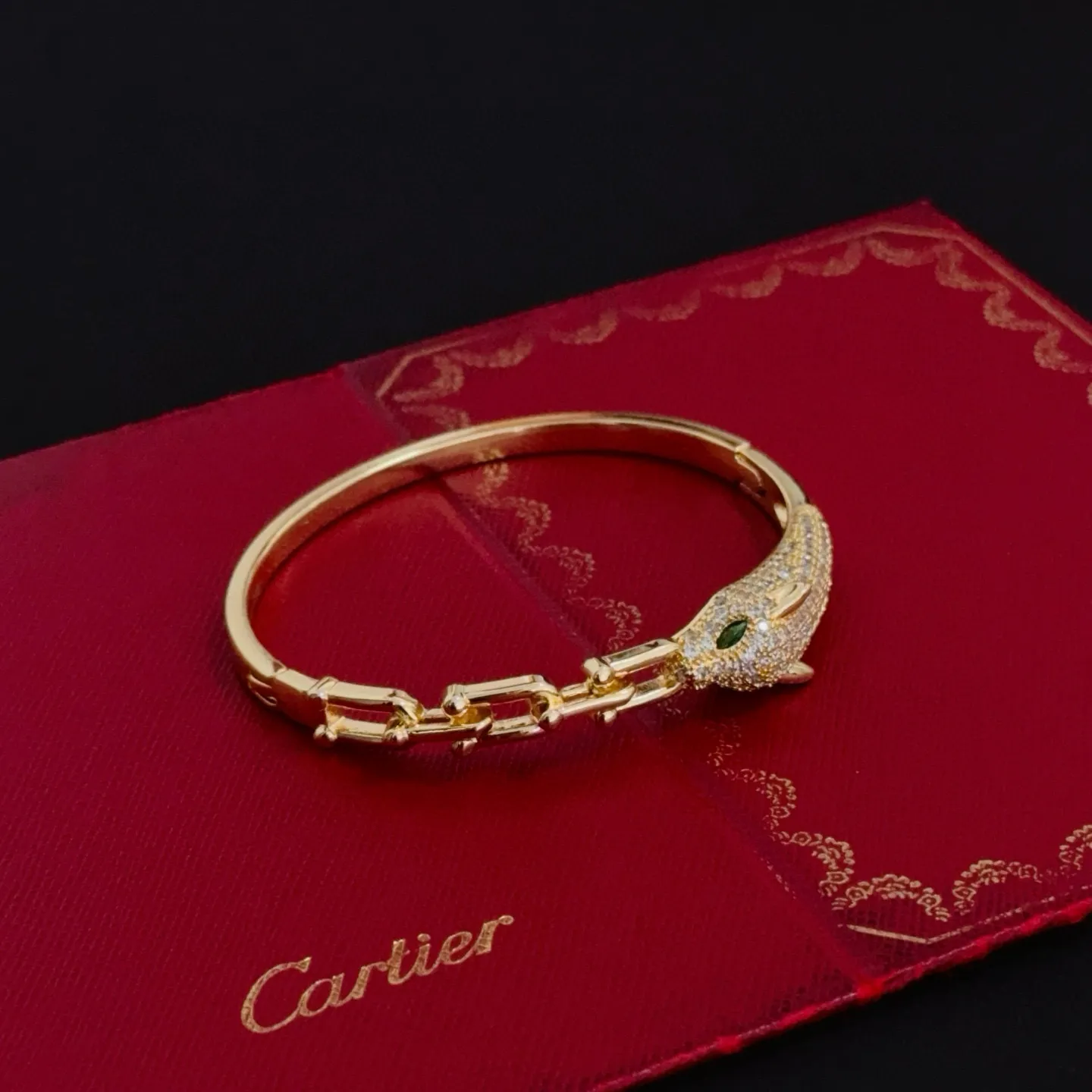 💰125 卡地亚镶钻手镯,高端定制版本 镶嵌钻工艺 V金材质 经典而时尚风格 用凌厉线条重构爱情美学!打破常规,镶嵌钻设计反而成就高级感天花板——无需浮华堆砌,爱本应纯粹如初 卡地亚受众多明星网红的爱戴 豹子系列手镯 绝对是永恒经典 而且男女不限 年龄不限 !戴上它你就是焦点!