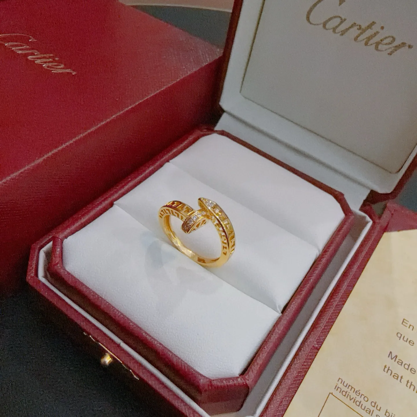 P70 卡地亚戒指V金材质系列 品相完美，细节无敌，那种独特的色泽完全无可挑剔，再缀以经典指环外形设计，简约之余却又优雅夺目，V金纯手工的组合更显气色，上手雅致动人。男女同款 卡地亚戒指