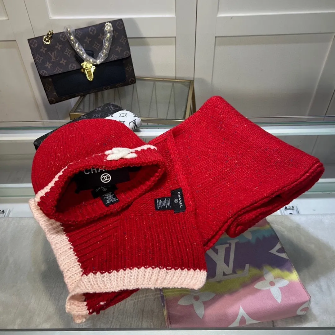 香奈儿CHANEL小红书爆款，官网新品经典套装帽子！帽子➕围巾！手感一级棒！暖暖哒超级舒服～这个冬天你就差这么一套装帽子啦～又保暖又时尚！欢迎选择!!