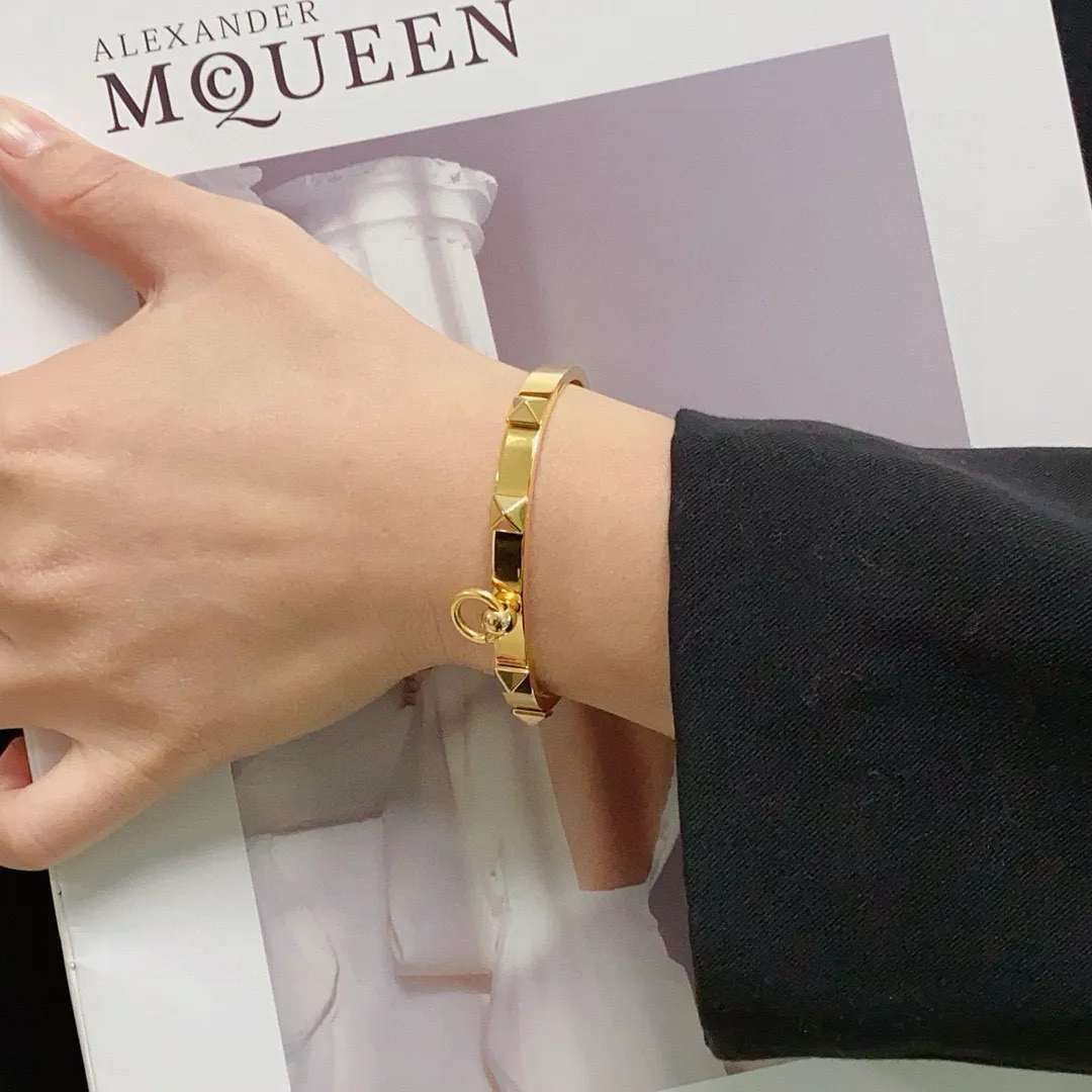 ¥50 👑Cartier 卡地亚官网最新发布 👉🏻火爆窄版细款柳丁手镯💥进口精工保色18k💯高端定制👈🏻🙈🙈🙈顶级工艺 专柜logo刻字清晰 360度无死角!😘全新的窄版设计 更显精致~如此美物 你必须拥有💋超级显白👍