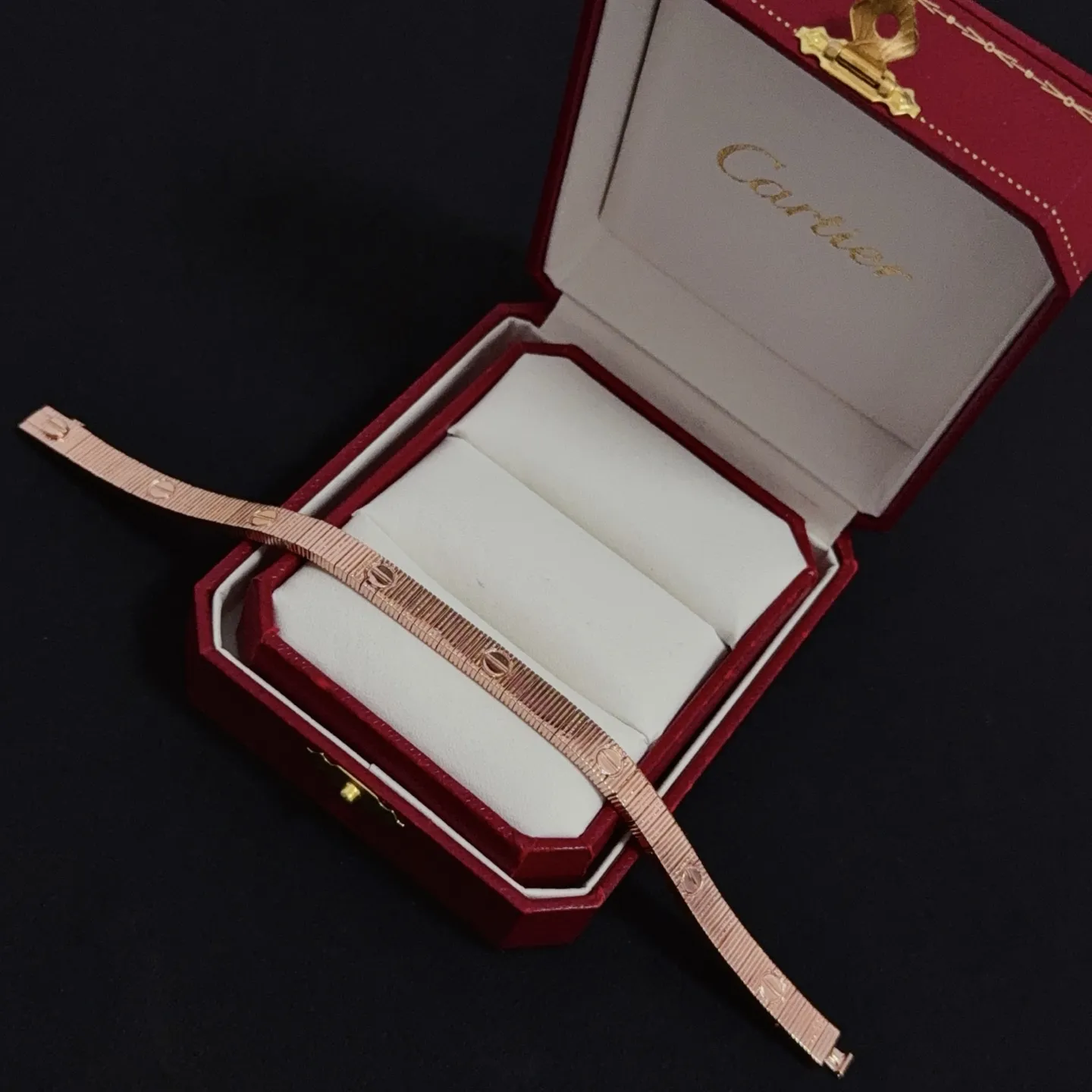 💰145 卡地亚手链 高端定制版本 镶嵌钻工艺 V金材质 经典而时尚风格 用凌厉线条重构爱情美学！打破常规，镶嵌钻设计反而成就高级感天花板&mdash;&mdash;无需浮华堆砌，爱本应纯粹如初 卡地亚受众多明星网红的爱戴 豹子系列手镯 绝对是永恒经典 而且男女不限 年龄不限 ！戴上它你就是焦点！