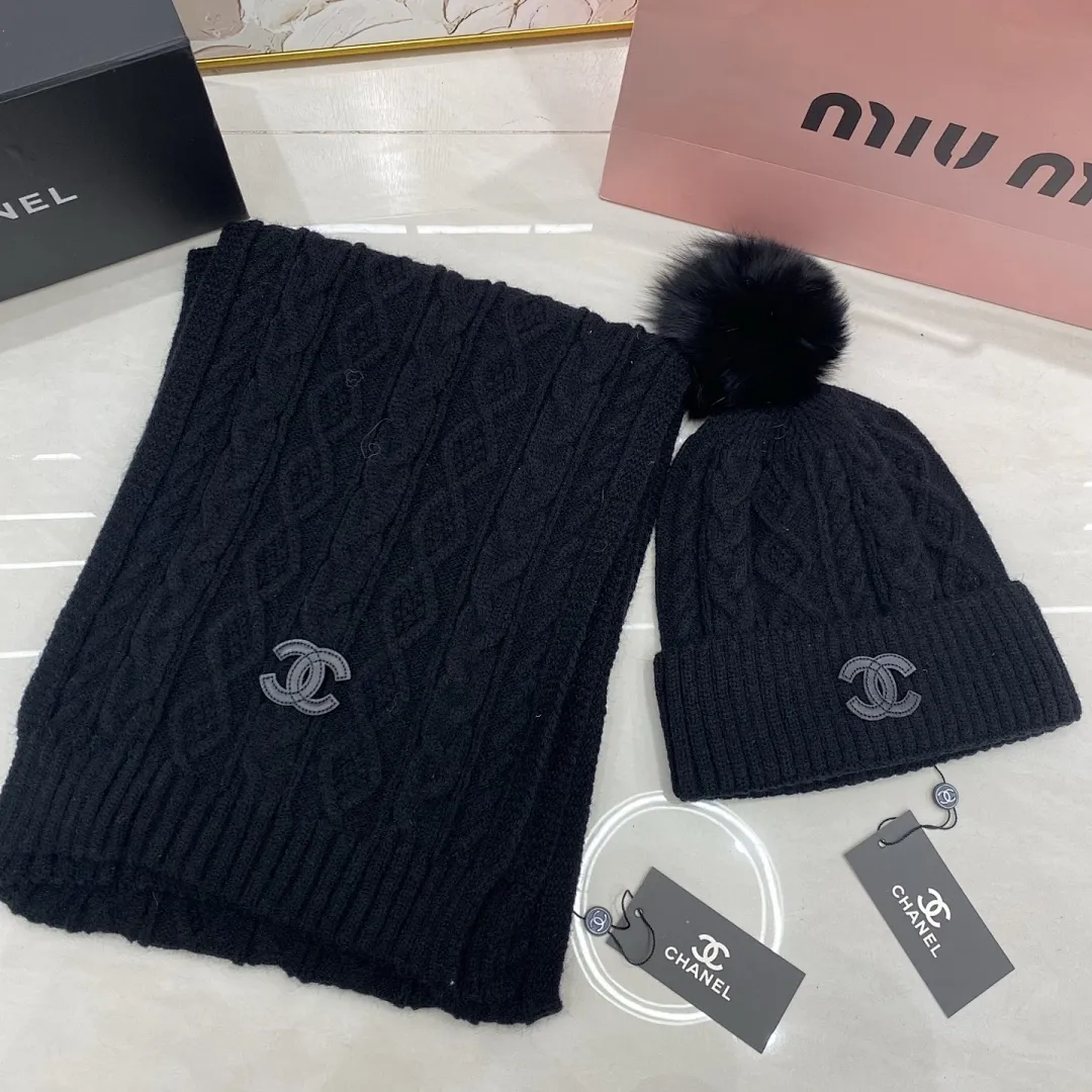 Chanel 羊绒套装:围巾🧣/羊绒针织帽+狐狸毛球