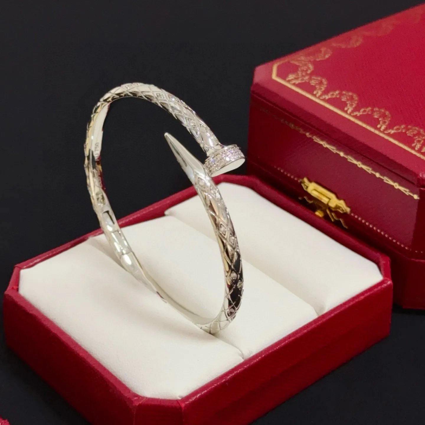 P115 卡地亚镶钻钉子手镯 高端定制版本 镶嵌钻工艺 V金材质 经典而时尚风格 用凌厉线条重构爱情美学！打破常规，镶嵌钻设计反而成就高级感天花板&mdash;&mdash;无需浮华堆砌，爱本应纯粹如初 卡地亚受众多明星网红的爱戴 豹子系列手镯 绝对是永恒经典 而且男女不限 年龄不限 ！戴上它你就是焦点！