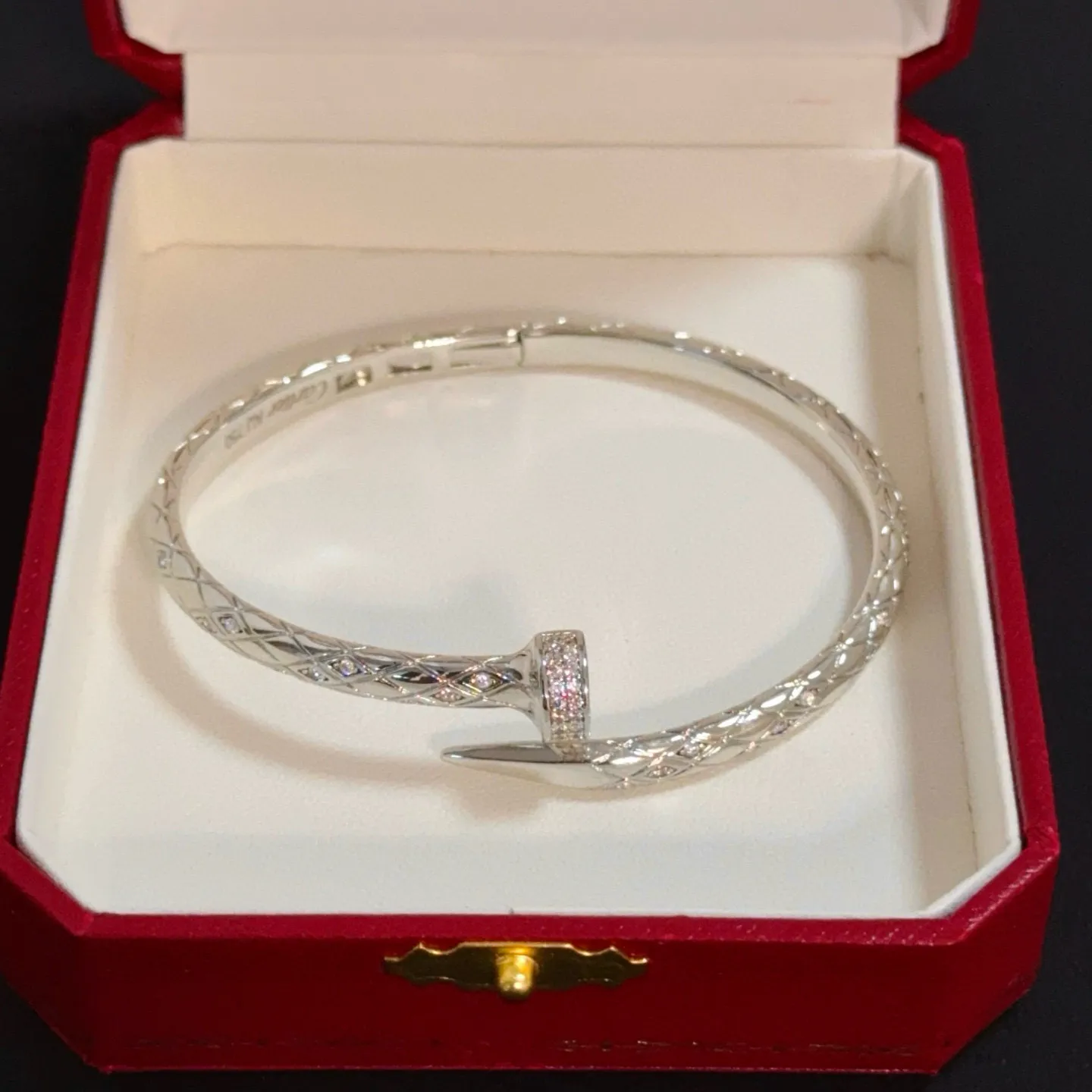 P115 卡地亚镶钻钉子手镯 高端定制版本 镶嵌钻工艺 V金材质 经典而时尚风格 用凌厉线条重构爱情美学！打破常规，镶嵌钻设计反而成就高级感天花板&mdash;&mdash;无需浮华堆砌，爱本应纯粹如初 卡地亚受众多明星网红的爱戴 豹子系列手镯 绝对是永恒经典 而且男女不限 年龄不限 ！戴上它你就是焦点！