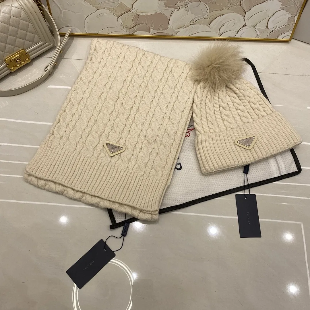 PRADA 两件套 羊绒针织帽搭配狐狸毛球+围巾🧣