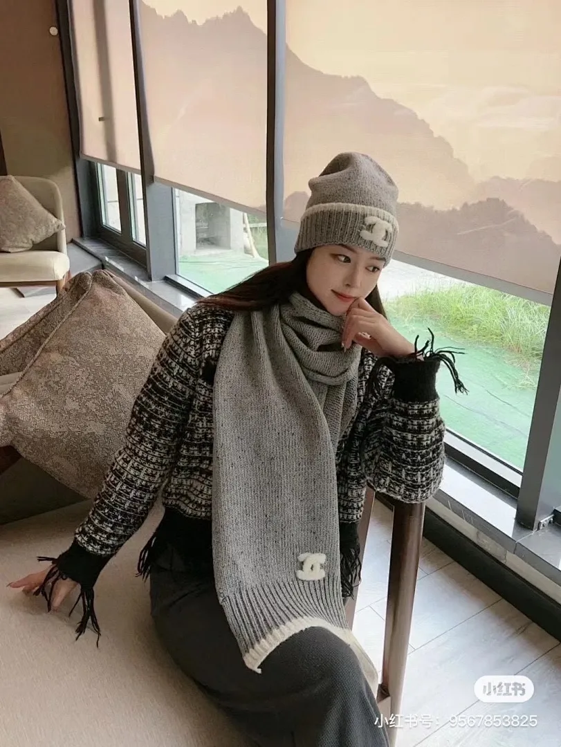 香奈儿CHANEL小红书爆款,官网新品经典套装帽子!帽子➕围巾!手感一级棒!暖暖哒超级舒服~这个冬天你就差这么一套装帽子啦~又保暖又时尚!欢迎选择!!
