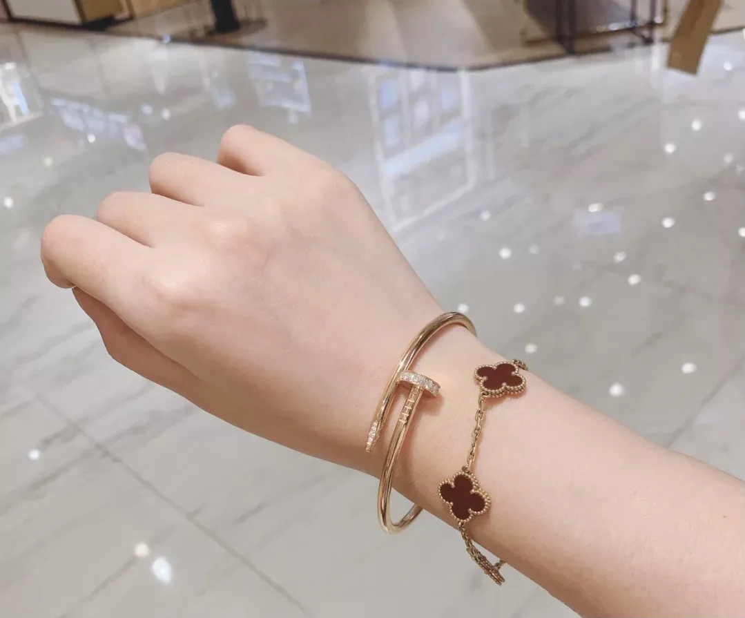 P65 👼【925055】Cartier 卡地亚带钻钉子手镯 🔨 Juste un Clou系列艺术设计展亮相米兰，演绎&ldquo;当平凡化为珍贵&rdquo;。Juste un Clou艺术装置立于Garage Sanremo艺术馆中，传统机械与五金零件华丽蜕变，经过巧妙设计和艺术表达，屋中一切由内而外，皆化不凡。 亚金材质电镀三层厚金，环保持久保色❗三色全齐，内刻logo❗