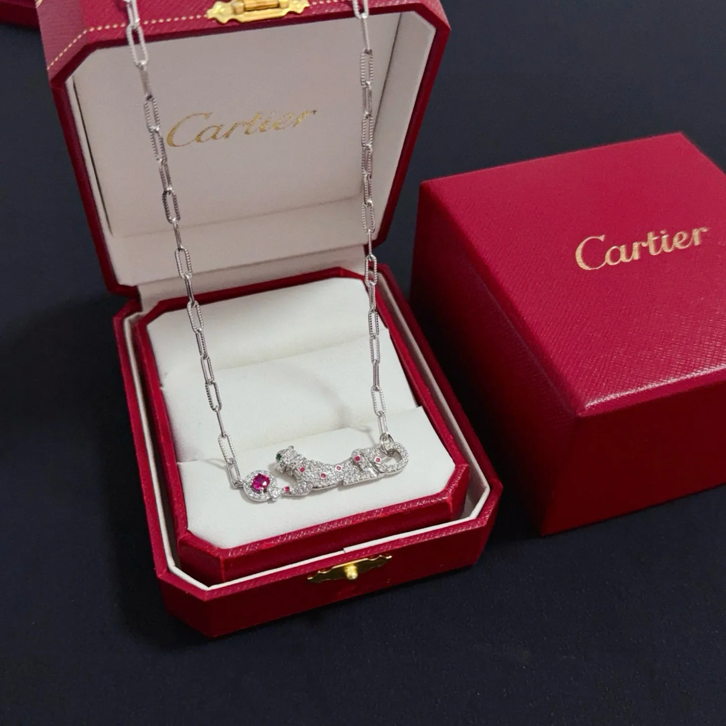 P115卡地亚镶钻猎豹项链 高端定制版本 镶嵌钻工艺 V金材质 经典而时尚风格 用凌厉线条重构爱情美学!打破常规,镶嵌钻设计反而成就高级感天花板——无需浮华堆砌,爱本应纯粹如初 卡地亚受众多明星网红的爱戴 豹子系列手镯 绝对是永恒经典 而且男女不限 年龄不限 !戴上它你就是焦点!