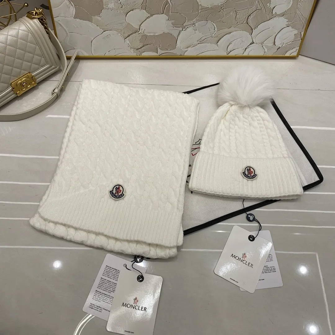Moncler 两件套 羊绒针织帽搭配狐狸毛球+围巾🧣