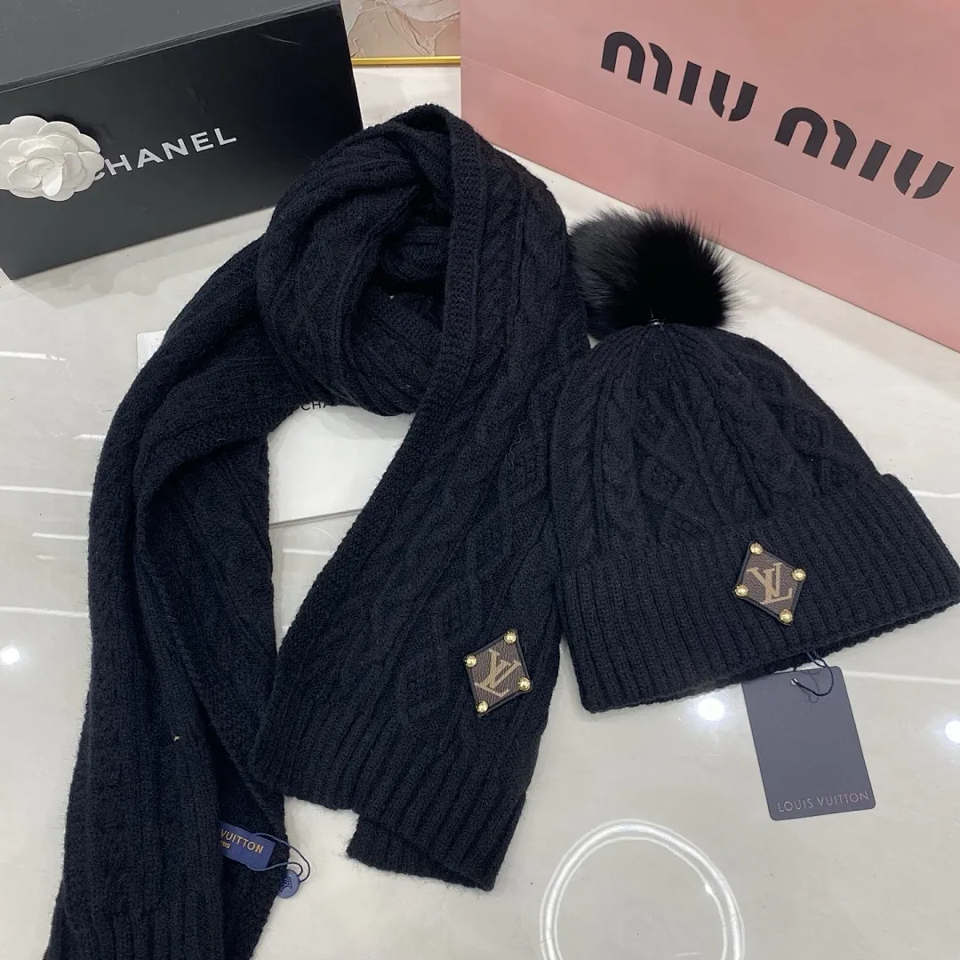 Lv羊绒套装:围巾🧣/羊绒针织帽+狐狸毛球