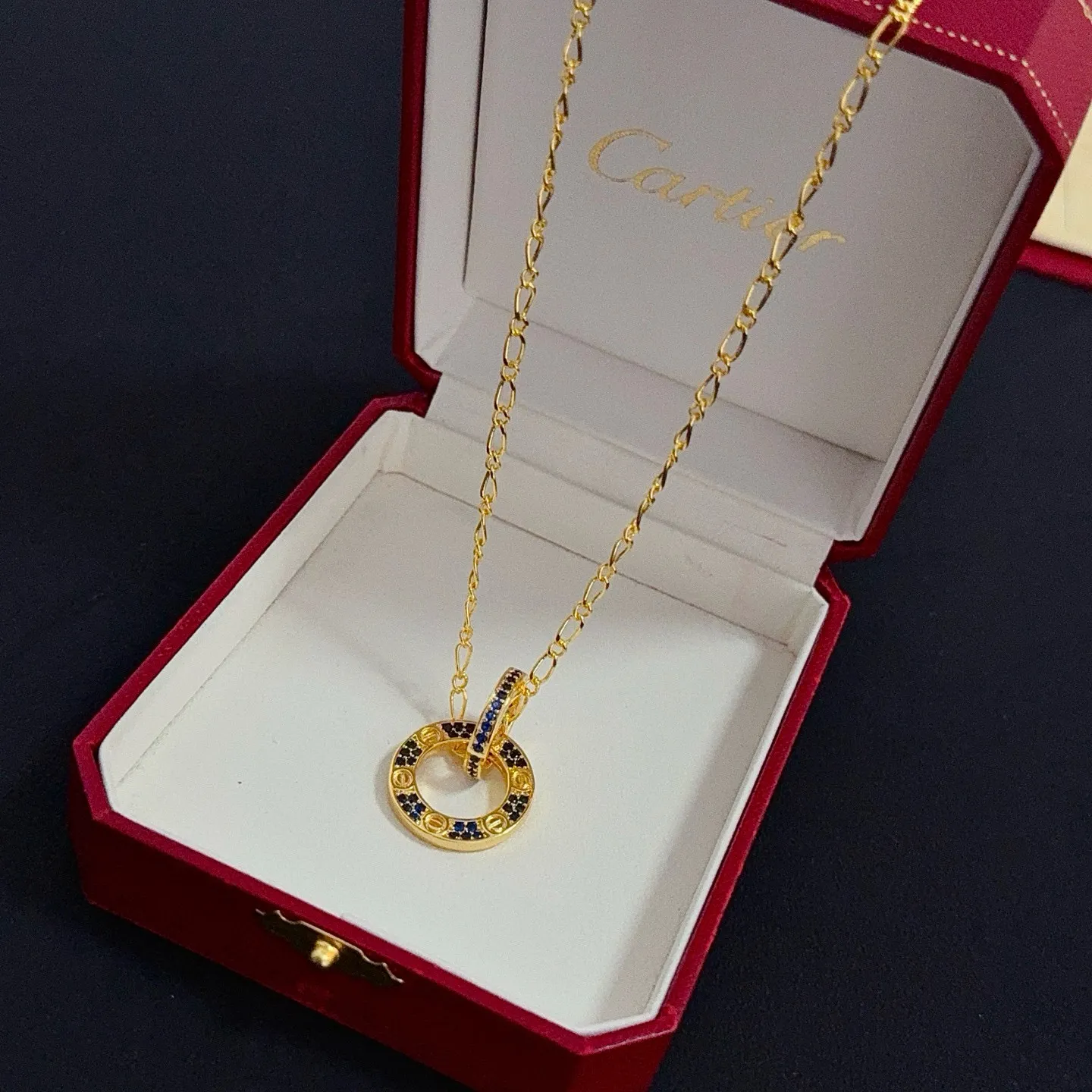 💰105 卡地亚镶钻项链 高端定制版本 镶嵌钻工艺 V金材质 经典而时尚风格 用凌厉线条重构爱情美学！打破常规，镶嵌钻设计反而成就高级感天花板&mdash;&mdash;无需浮华堆砌，爱本应纯粹如初 卡地亚受众多明星网红的爱戴 豹子系列手镯 绝对是永恒经典 而且男女不限 年龄不限 ！戴上它你就是焦点！