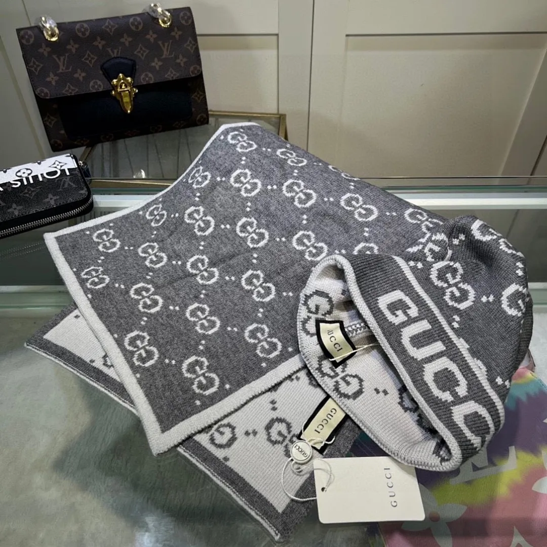 古奇GUCCI经典套装帽子！帽子➕围巾！羊绒兔绒品质！暖暖哒超级舒服～冬日小姐姐减龄神器哦～这个冬天你就差这么一套套装帽子啦～又保暖又时尚！男女通用款!可以做情侣款！防伪标签吊卡齐全！多多款式，欢迎选
