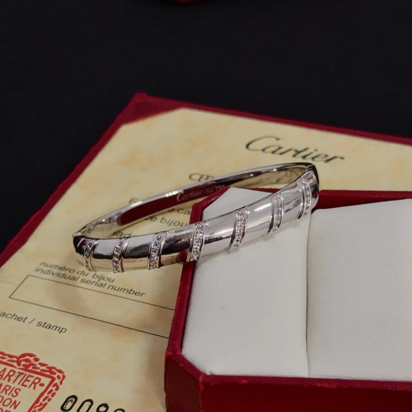 P125 卡地亚手镯 高端定制版本 镶嵌钻工艺 V金材质 经典而时尚风格 用凌厉线条重构爱情美学！打破常规，镶嵌钻设计反而成就高级感天花板&mdash;&mdash;无需浮华堆砌，爱本应纯粹如初 卡地亚受众多明星网红的爱戴 豹子系列手镯 绝对是永恒经典 而且男女不限 年龄不限 ！戴上它你就是焦点！