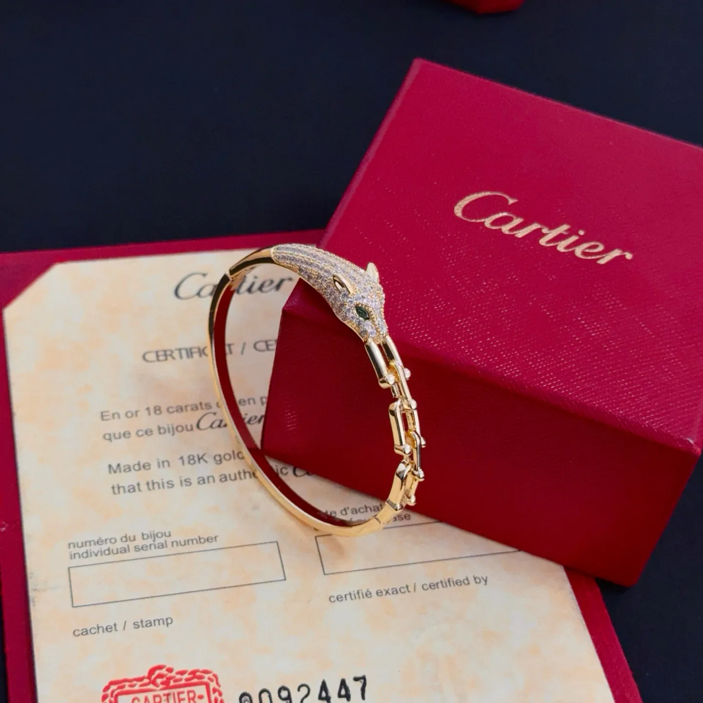 💰125 卡地亚镶钻手镯,高端定制版本 镶嵌钻工艺 V金材质 经典而时尚风格 用凌厉线条重构爱情美学!打破常规,镶嵌钻设计反而成就高级感天花板——无需浮华堆砌,爱本应纯粹如初 卡地亚受众多明星网红的爱戴 豹子系列手镯 绝对是永恒经典 而且男女不限 年龄不限 !戴上它你就是焦点!