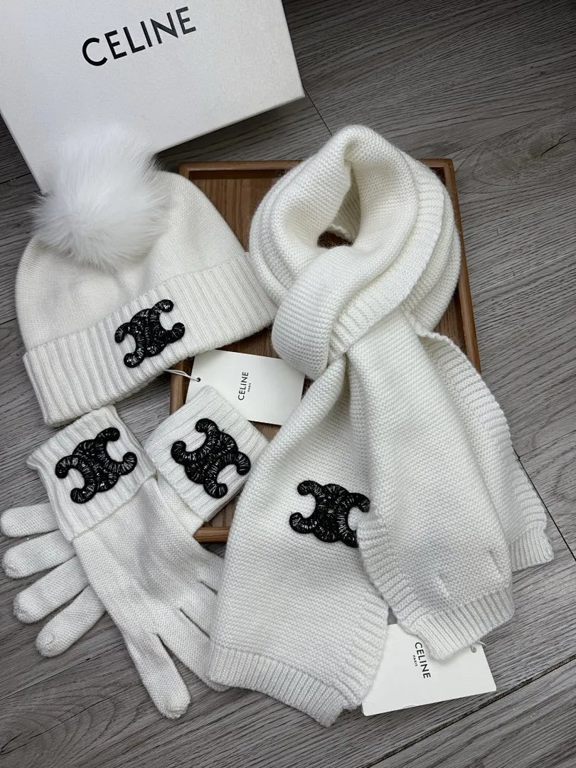 赛琳。【三件套羊毛套装:狐狸毛毛帽子➕围巾➕手套】经典套装帽子!暖暖哒超级舒服~70%羊毛➕30%兔毛。冬日小姐姐减龄神器哦~这个冬天你就差这么一套套装帽子啦~又保暖又时尚!男女通用款!可以做情侣款!