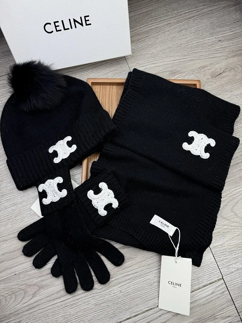 赛琳。【三件套羊毛套装：狐狸毛毛帽子➕围巾➕手套】经典套装帽子！暖暖哒超级舒服～70%羊毛➕30%兔毛。冬日小姐姐减龄神器哦～这个冬天你就差这么一套套装帽子啦～又保暖又时尚！男女通用款!可以做情侣款！