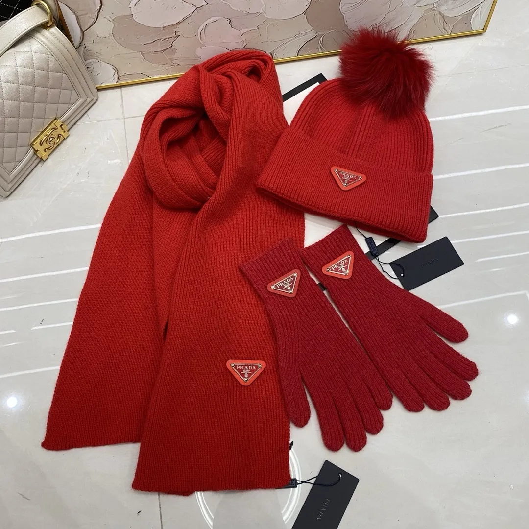 PRADA 三件套 羊绒针织帽（狐狸毛球）+围巾🧣+手套🧤