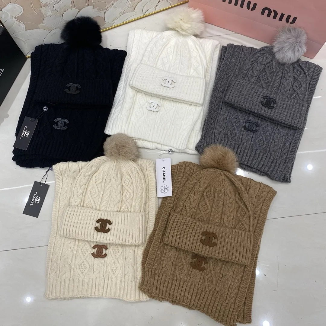 Chanel 羊绒套装：围巾🧣/羊绒针织帽+狐狸毛球