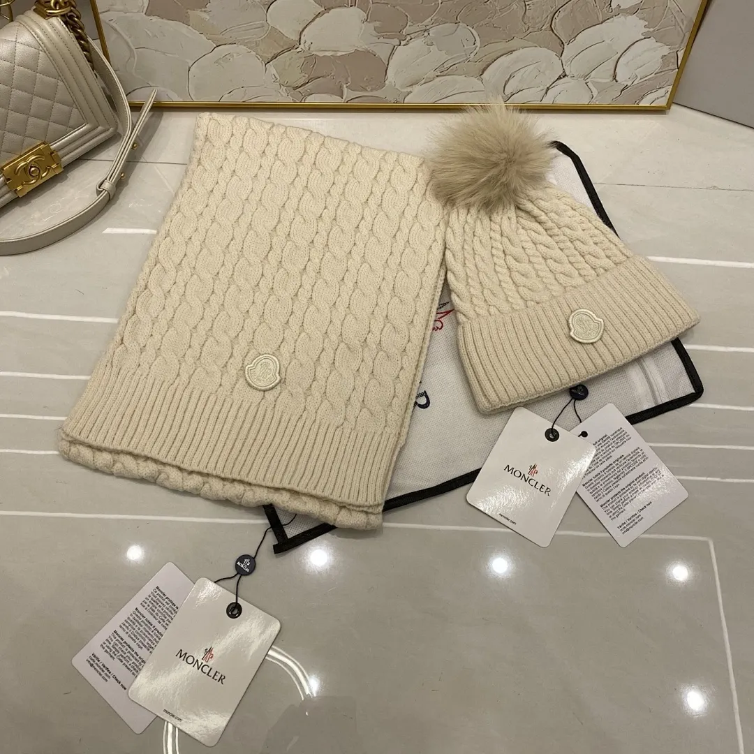Moncler 两件套 羊绒针织帽搭配狐狸毛球+围巾🧣