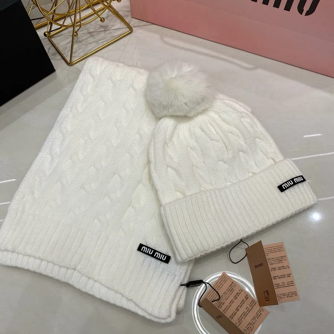 MIU MIU 两件套 羊绒针织帽搭配狐狸毛球/围巾🧣 (立体字母显高级🖤)