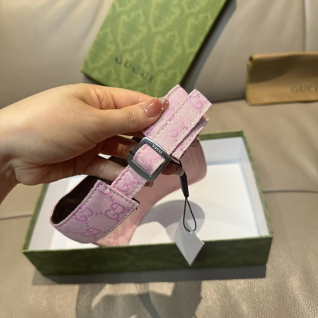 原单版本出货! Gucci(古奇)最新原单宽版织带空顶帽。专柜1:1开模订制,最高版本,原版帆布料,轻盈透气!实物拍摄,四季百搭男女适用,基础头围56,贴片可调节。