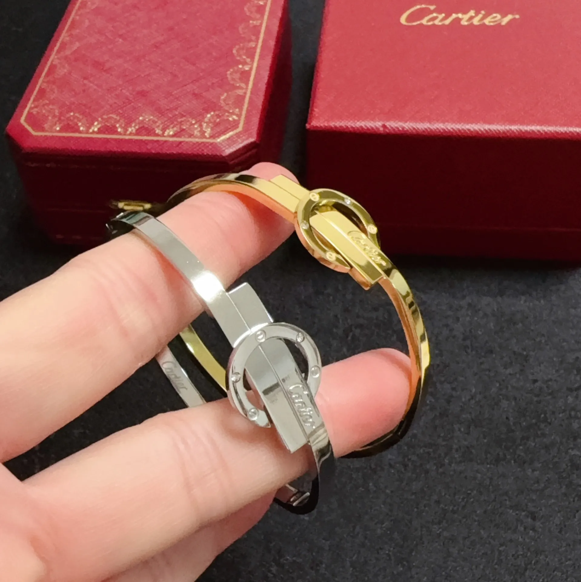 ¥50 👑Cartier 卡地亚官网最新发布 👉🏻火爆窄版细款中号手镯💥进口精工保色18k💯高端定制👈🏻🙈🙈🙈顶级工艺 专柜logo刻字清晰 360度无死角!😘全新的窄版设计 更显精致~如此美物 你必须拥有💋超级显白👍