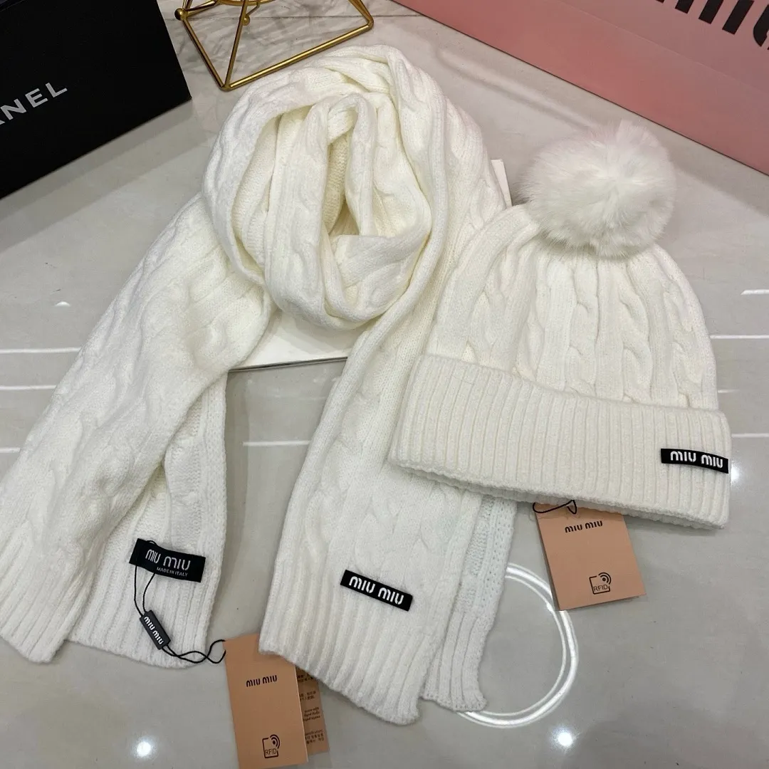 MIU MIU 两件套 羊绒针织帽搭配狐狸毛球/围巾🧣 (立体字母显高级🖤)