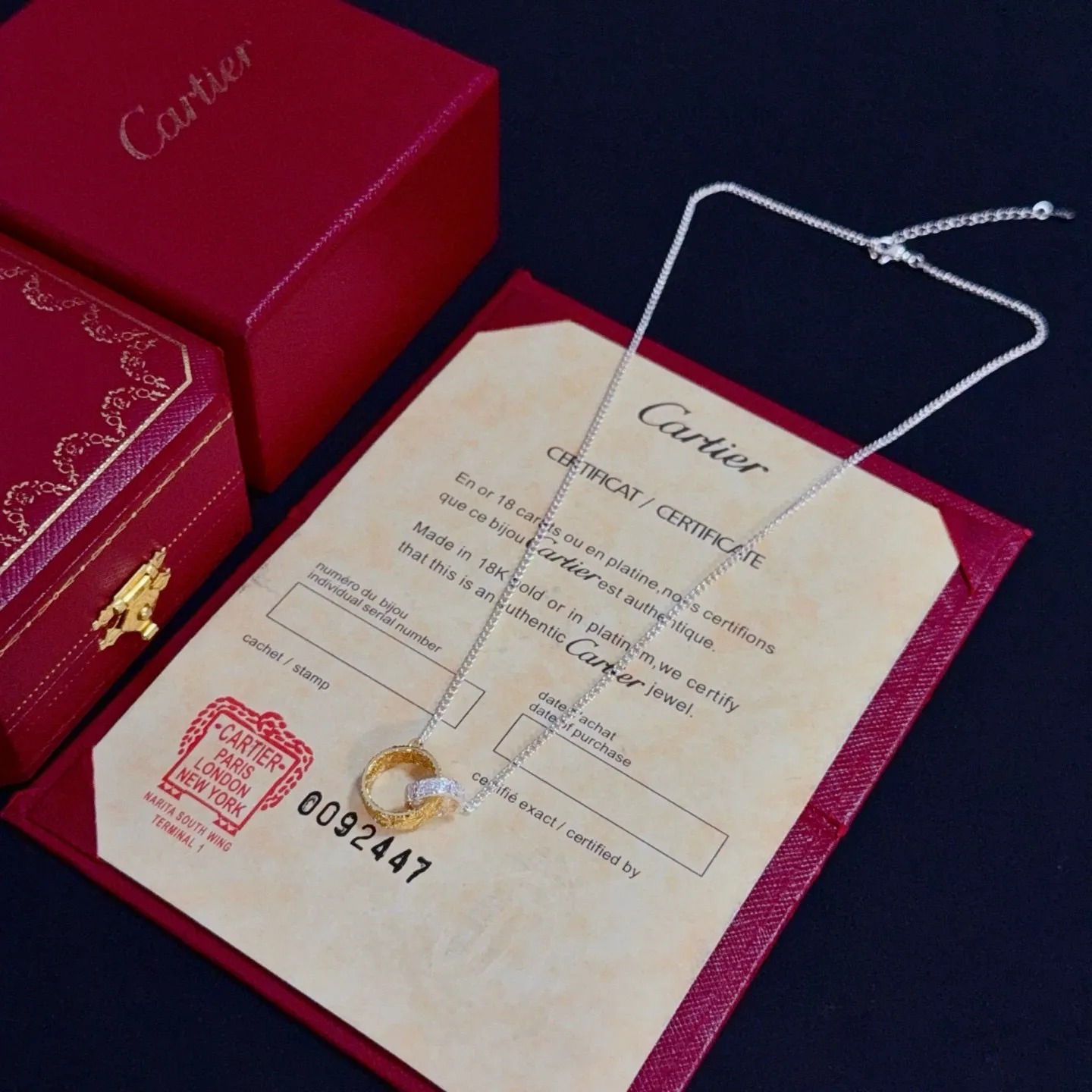 P85 卡地亚项链 高端定制版本 镶嵌钻工艺 V金材质 经典而时尚风格 用凌厉线条重构爱情美学！打破常规，镶嵌钻设计反而成就高级感天花板&mdash;&mdash;无需浮华堆砌，爱本应纯粹如初 卡地亚受众多明星网红的爱戴 豹子系列手镯 绝对是永恒经典 而且男女不限 年龄不限 ！戴上它你就是焦点！