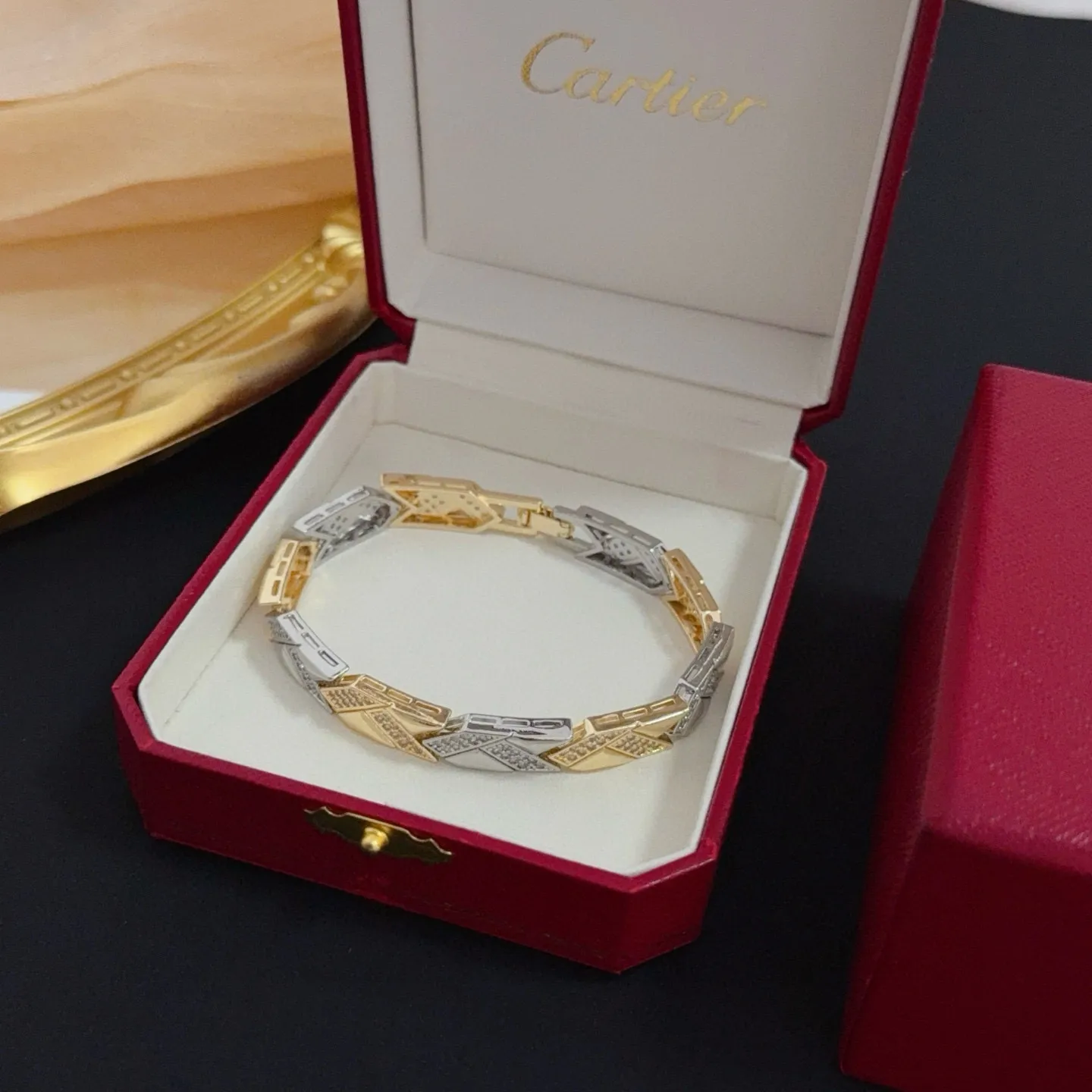 💰125 卡地亚镶钻手链 高端定制版本 镶嵌钻工艺 V金材质 经典而时尚风格 用凌厉线条重构爱情美学!打破常规,镶嵌钻设计反而成就高级感天花板——无需浮华堆砌,爱本应纯粹如初 卡地亚受众多明星网红的爱戴 豹子系列手镯 绝对是永恒经典 而且男女不限 年龄不限 !戴上它你就是焦点!