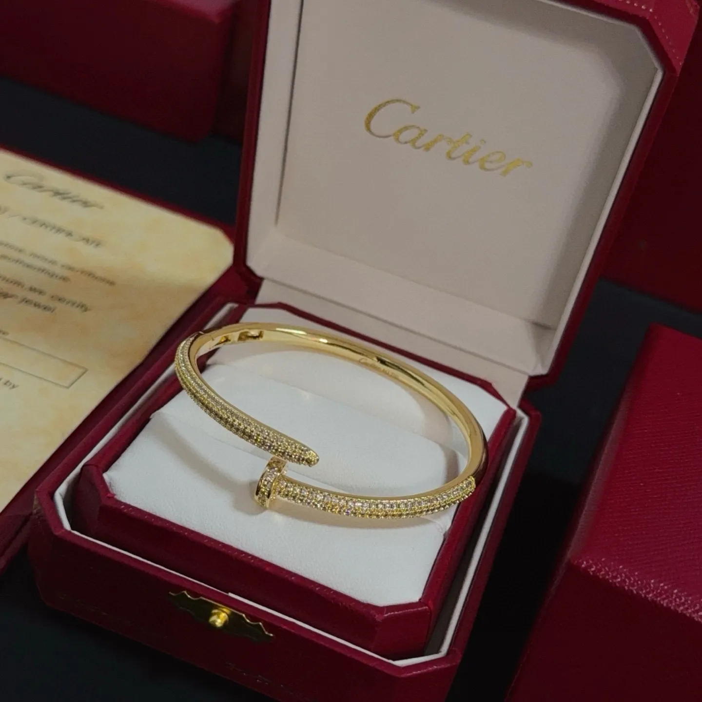 💰115 卡地亚镶钉子手镯 高端定制版本 镶嵌钻工艺 V金材质 经典而时尚风格 用凌厉线条重构爱情美学！打破常规，镶嵌钻设计反而成就高级感天花板&mdash;&mdash;无需浮华堆砌，爱本应纯粹如初 卡地亚受众多明星网红的爱戴 豹子系列手镯 绝对是永恒经典 而且男女不限 年龄不限 ！戴上它你就是焦点！