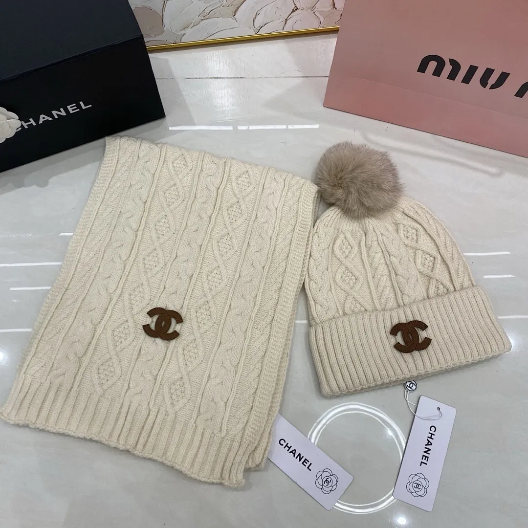 Chanel 羊绒套装：围巾🧣/羊绒针织帽+狐狸毛球