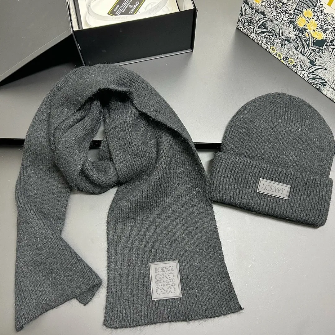 LOEWE 兔毛 冷帽+围巾套装❤️