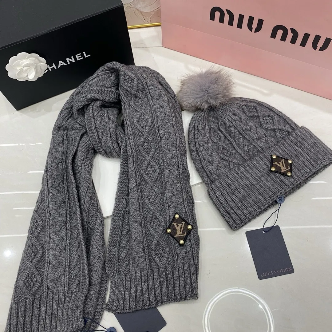 Lv羊绒套装：围巾🧣/羊绒针织帽+狐狸毛球