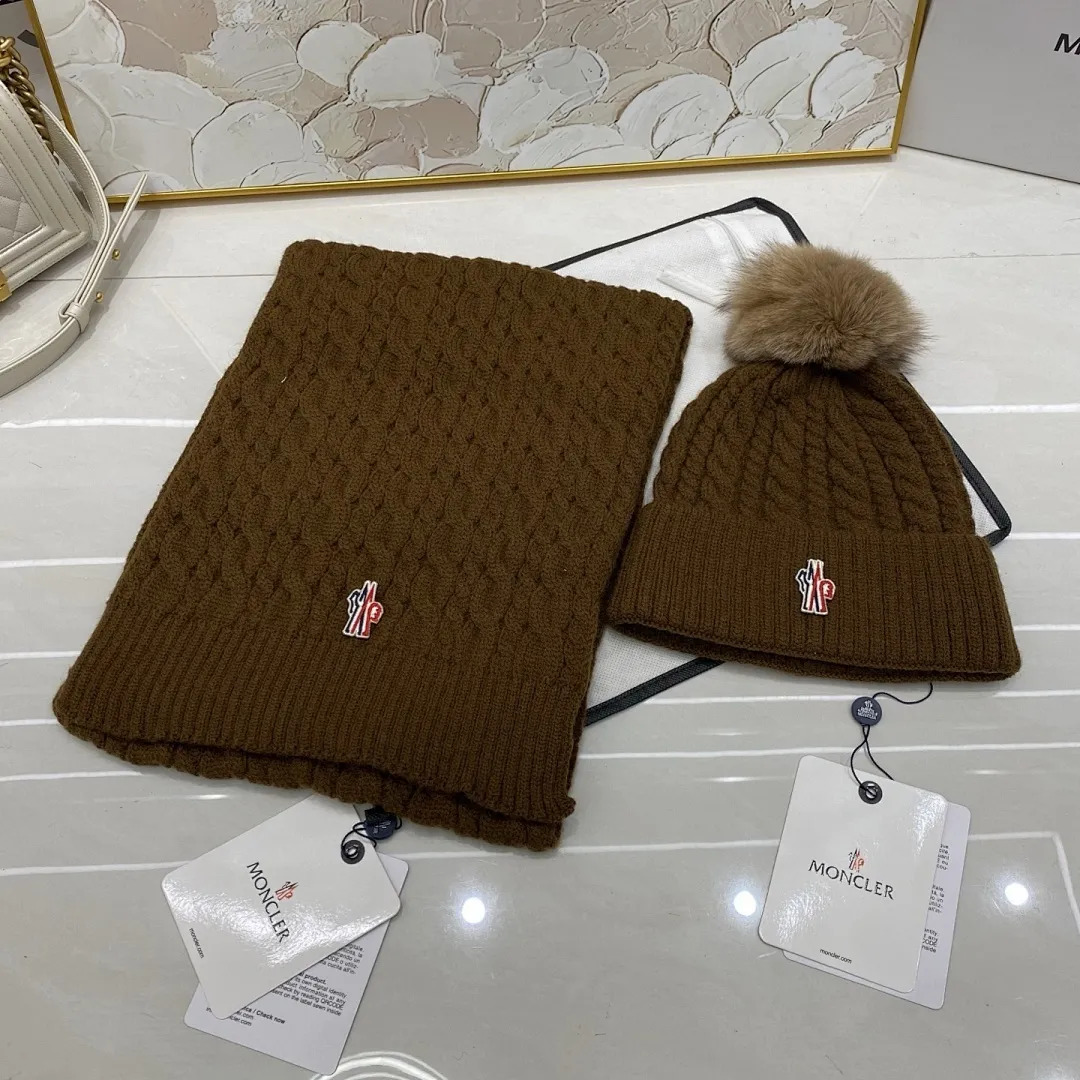 Moncler 两件套 羊绒针织帽搭配狐狸毛球+围巾🧣